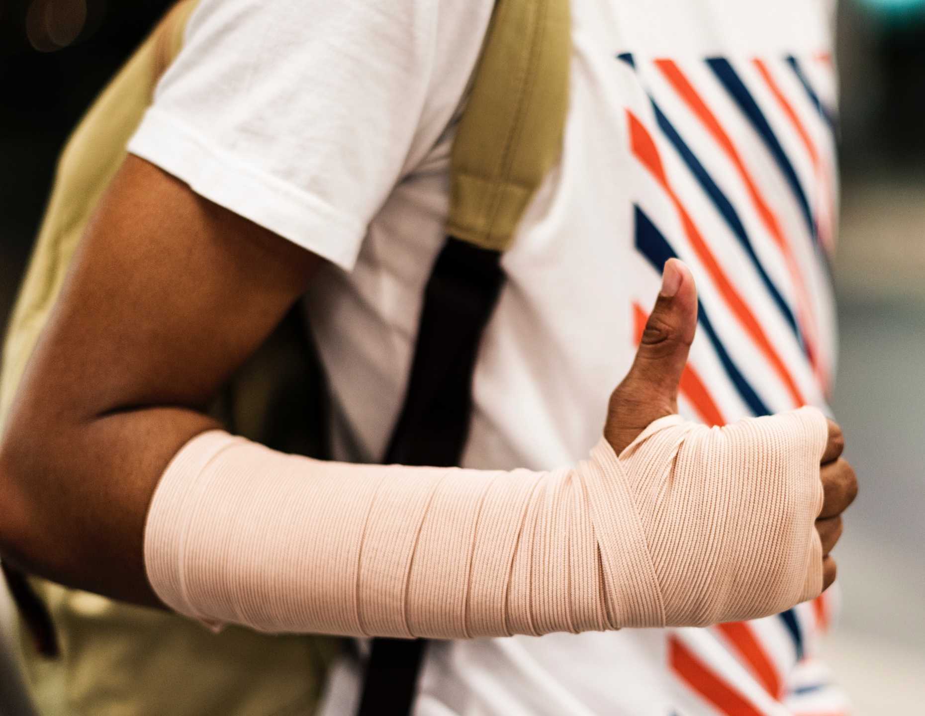 Primo piano del braccio ferito per l'app mobile di segnalazione degli incidenti