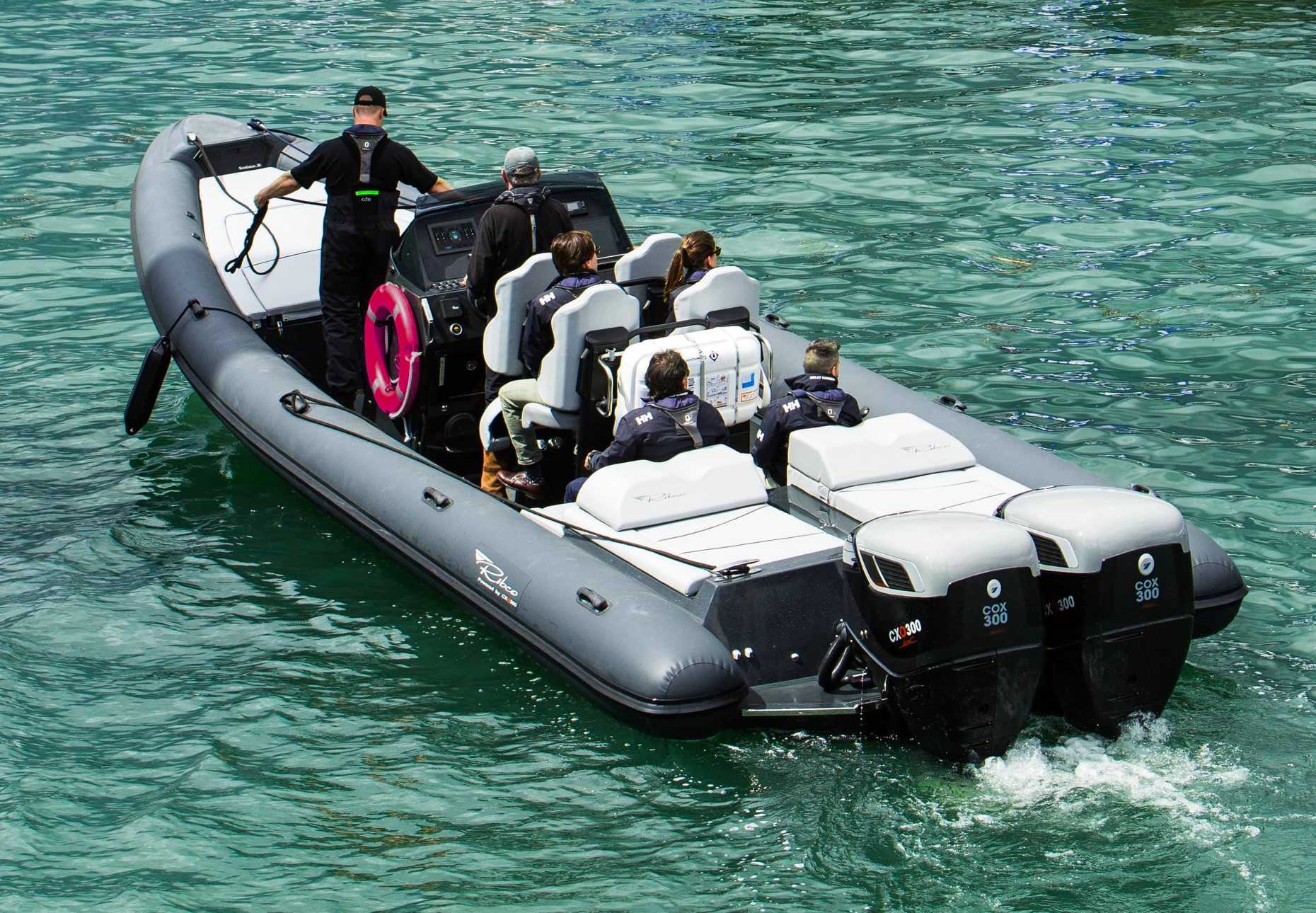 Barca con due motori fuoribordo con interfaccia digitale