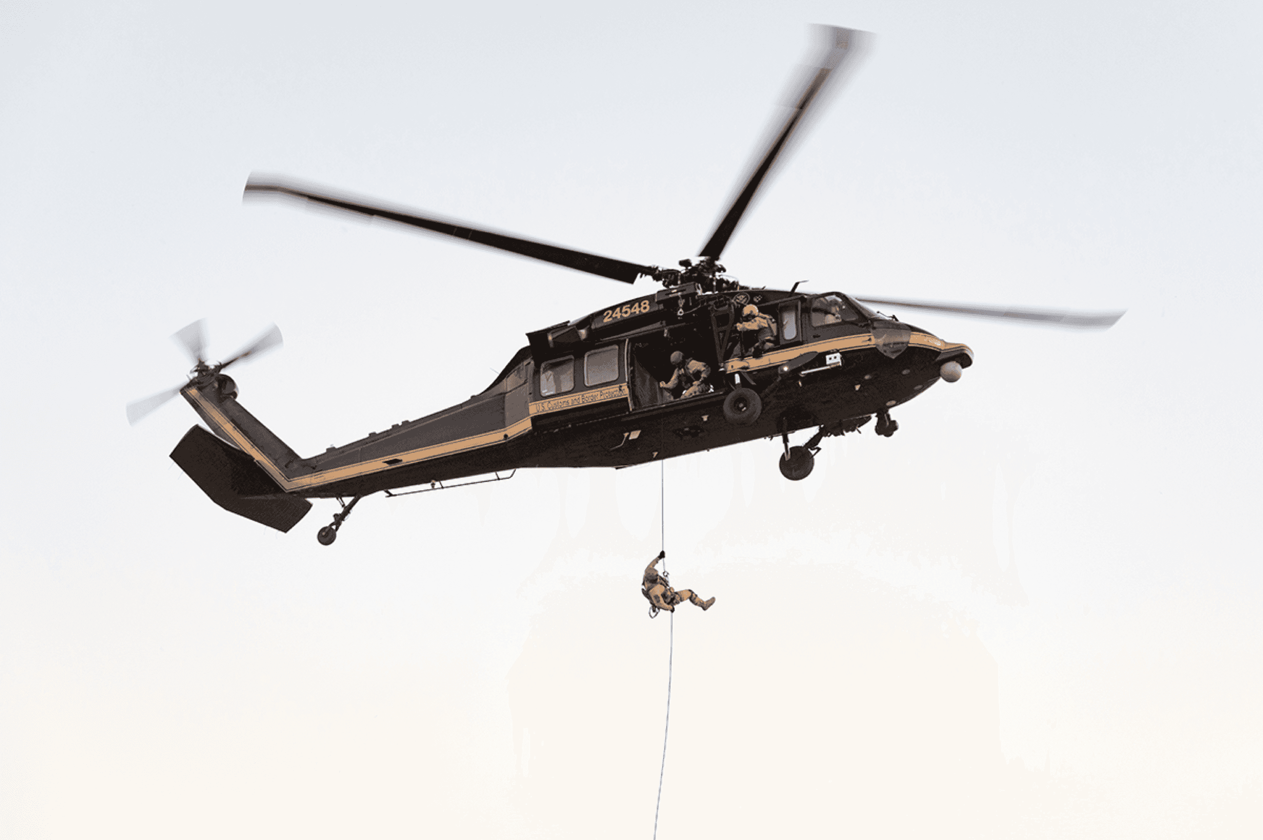 Agente di polizia che scende dall'elicottero durante un'operazione con un software di intelligence