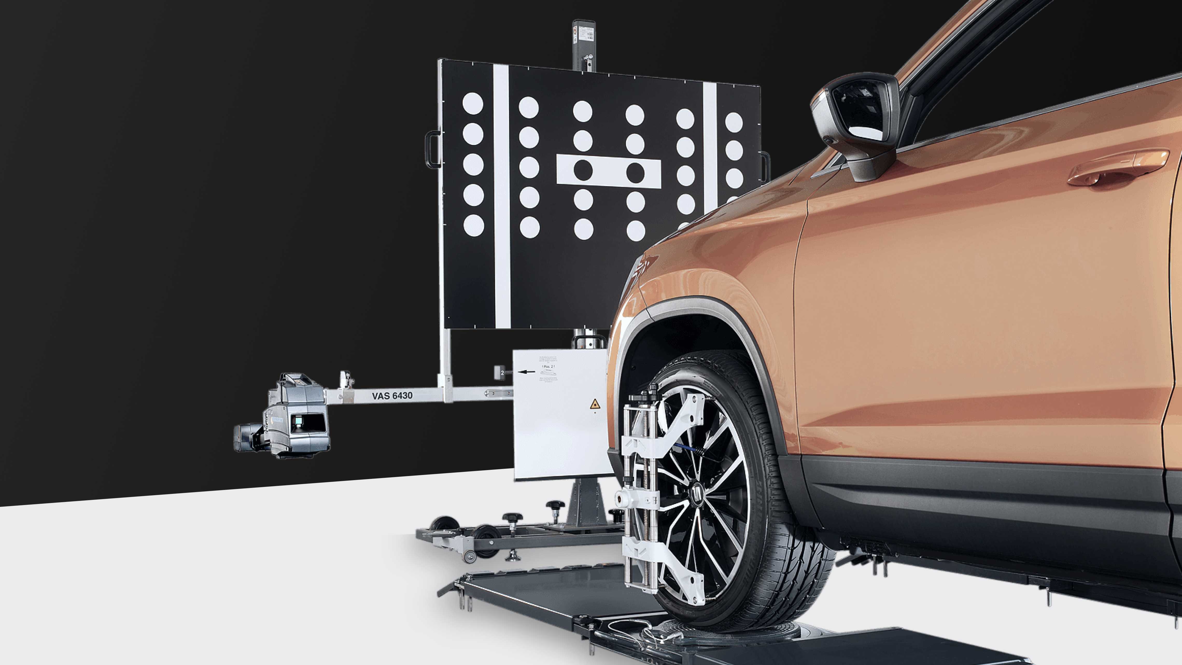 Copertina del caso di studio con auto montata sull'attrezzatura di calibrazione delle ruote con interfaccia utente che mostra il risultato della misurazione.